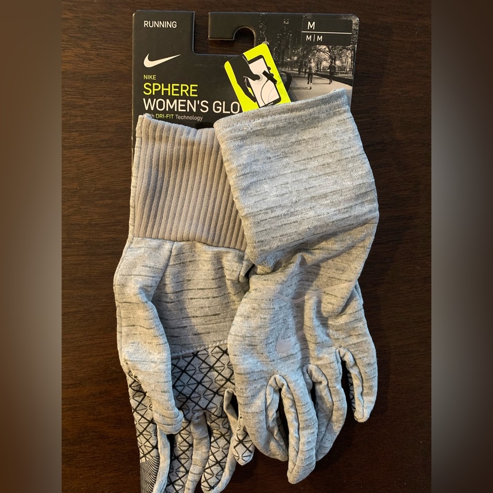 Nike sphere women’s gloves NWT